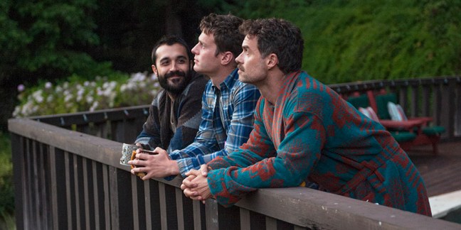 Frankie J. Álvarez, Jonathan Groff y Murray Bartlett. Fotografía de HBO (2015)