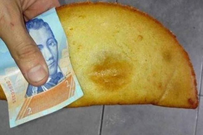Los billetes en Venezuela han bajado tanto de valor, que salen más económicos que una servilleta.