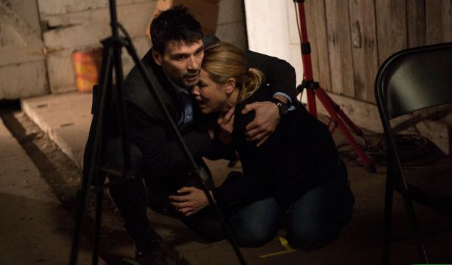 María Bello literalmente le da vida y cohesión a la película. 